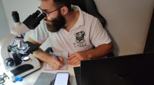 Dávid a mikroszkóp használata közben